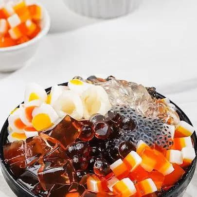 Es Jelly — Jelly warna-warni dengan sirup dingin. Simpel dan menyegarkan.