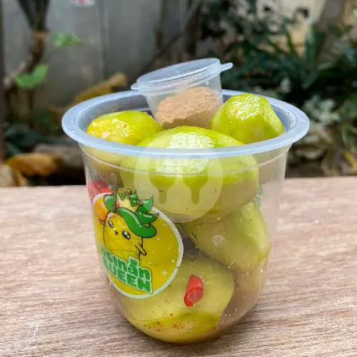 Rujak Dondong — Kedondong muda yang renyah dengan sambal rujak pedas manis.