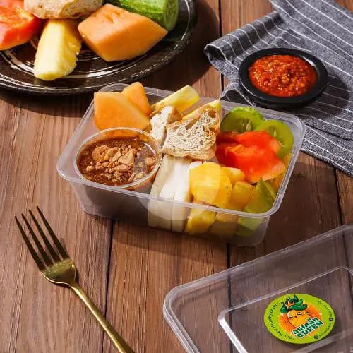 Rujak Malang — Rujak khas Malang dengan bumbu petis yang gurih dan legit.