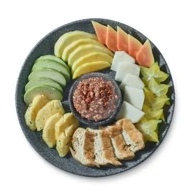 Rujak Manis Jawa — Buah potong dengan bumbu gula jawa legit dan sedikit kick cabai.