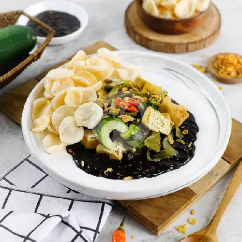 Rujak Sayur Asin — Sayur asin dan buah dalam satu cup, gurih asam segar.