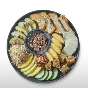Rujak Singapore — Rujak dengan bumbu petis hitam dan taburan kacang ala Singapura.
