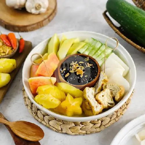 Rujak Tolet — Buah potong dengan sambal tolet yang pedasnya nampol.