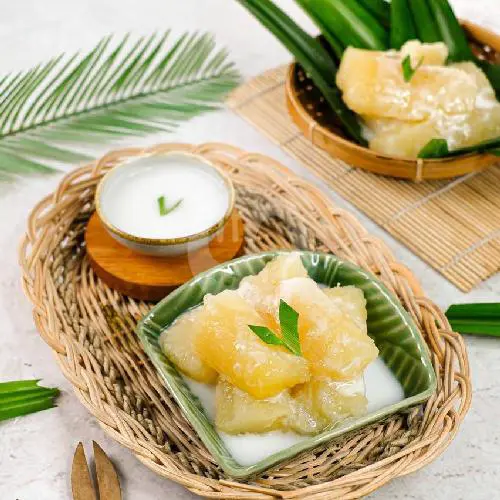 Singkong Thailand — Singkong empuk dengan saus santan manis ala Thailand.