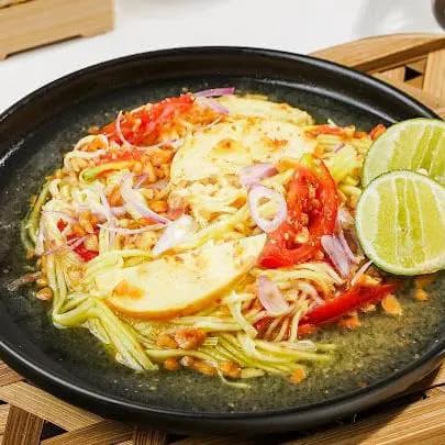 Thai Mango Salad — Mangga muda serut dengan dressing Thai yang asam pedas segar.